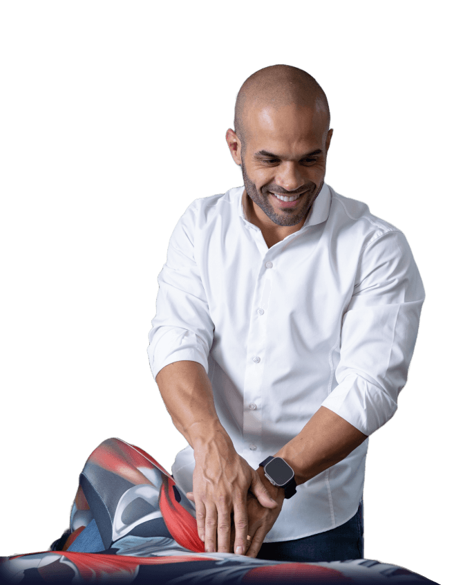 Imagem de Allan realizando massagem.